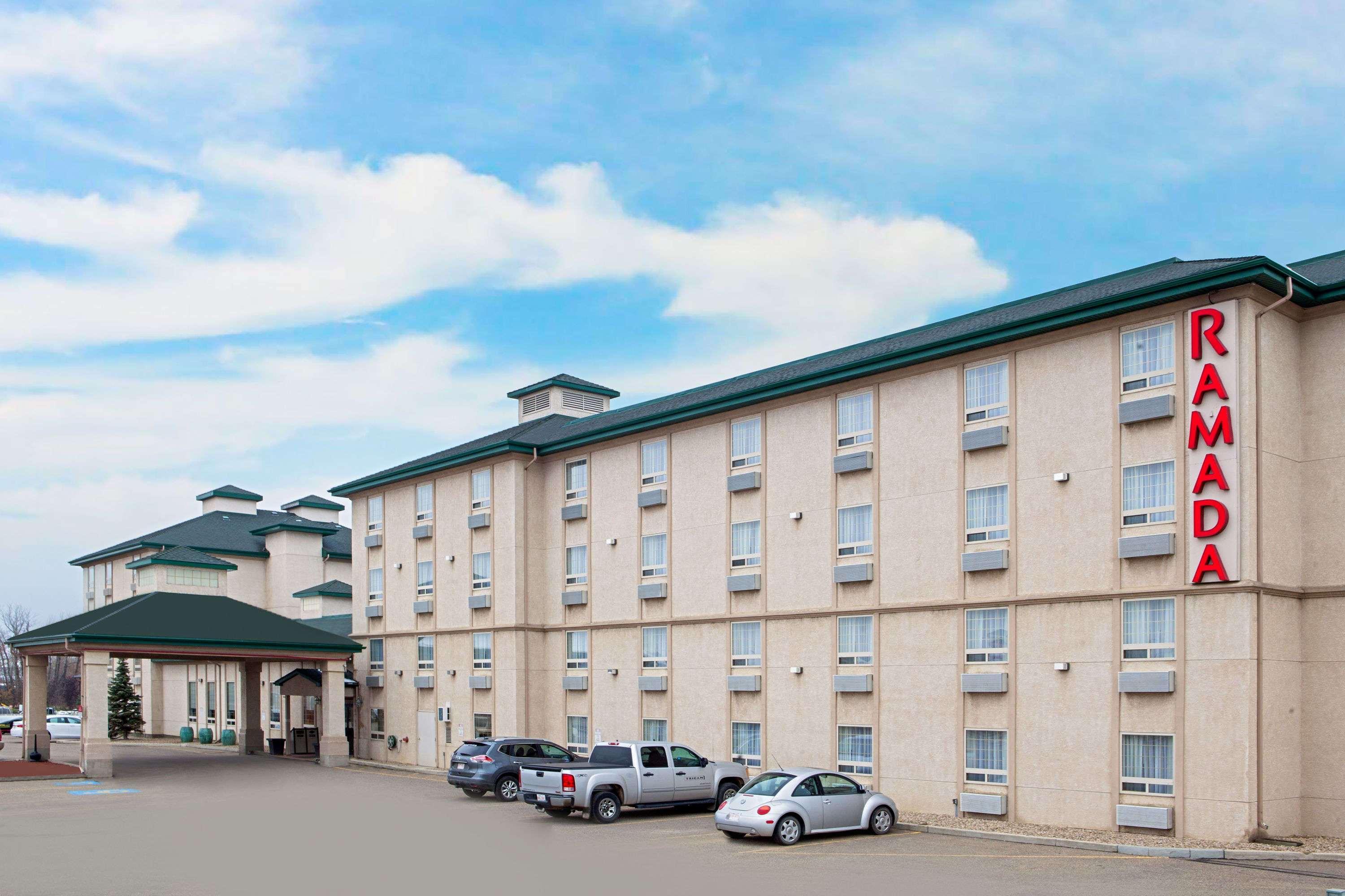 Ramada By Wyndham Red Deer Hotel & Suites Kültér fotó