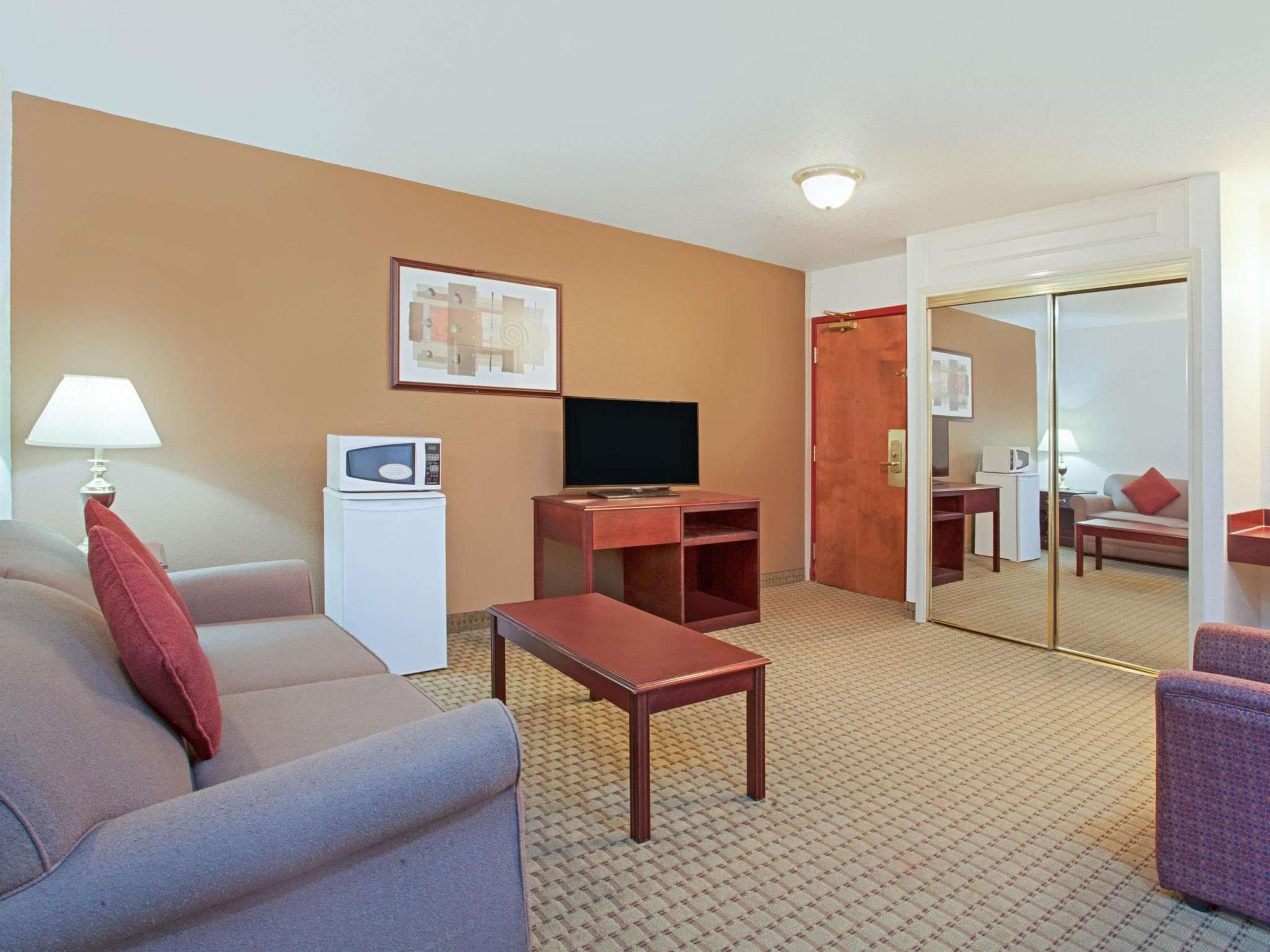 Ramada By Wyndham Red Deer Hotel & Suites Kültér fotó
