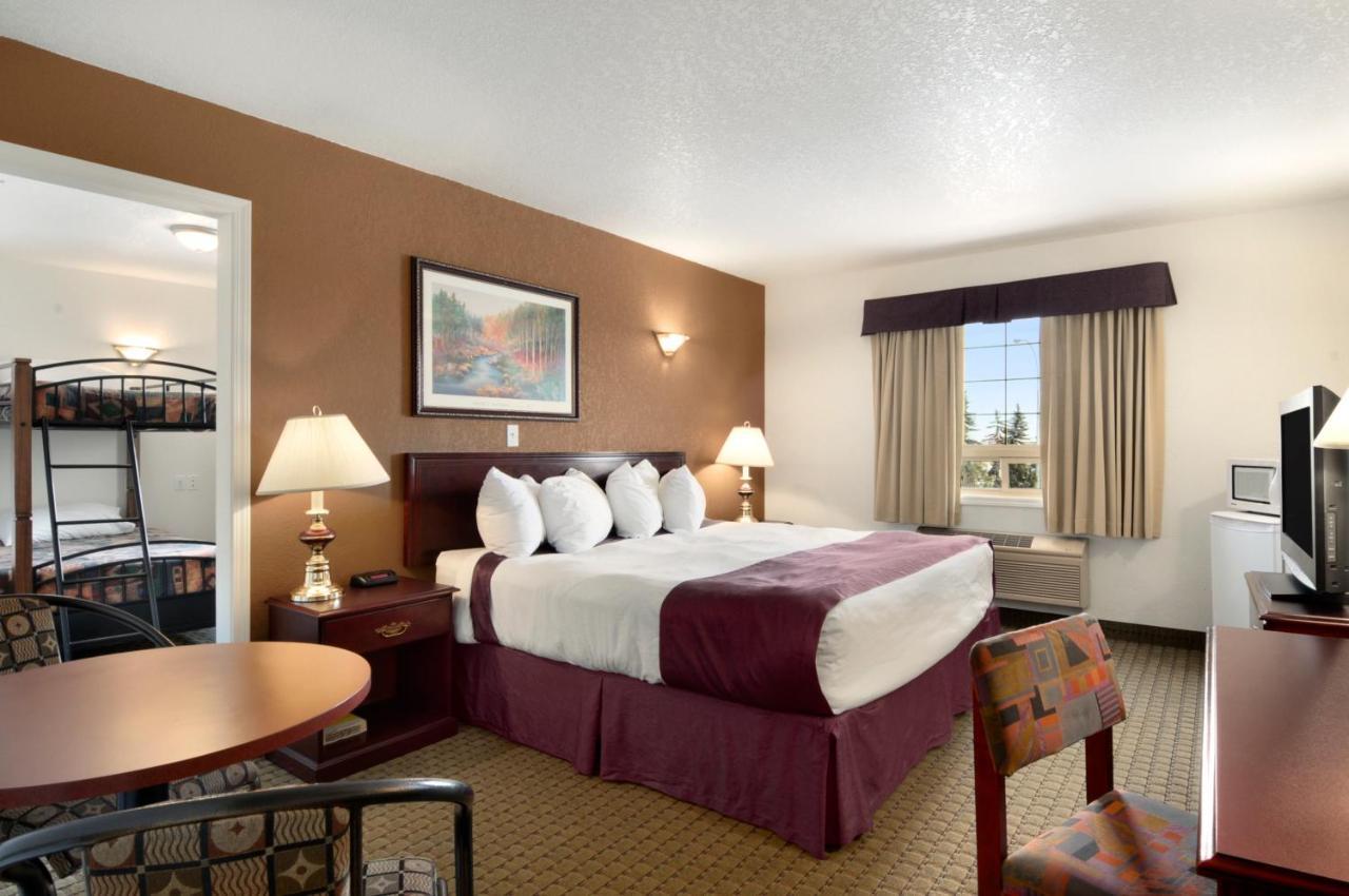 Ramada By Wyndham Red Deer Hotel & Suites Kültér fotó
