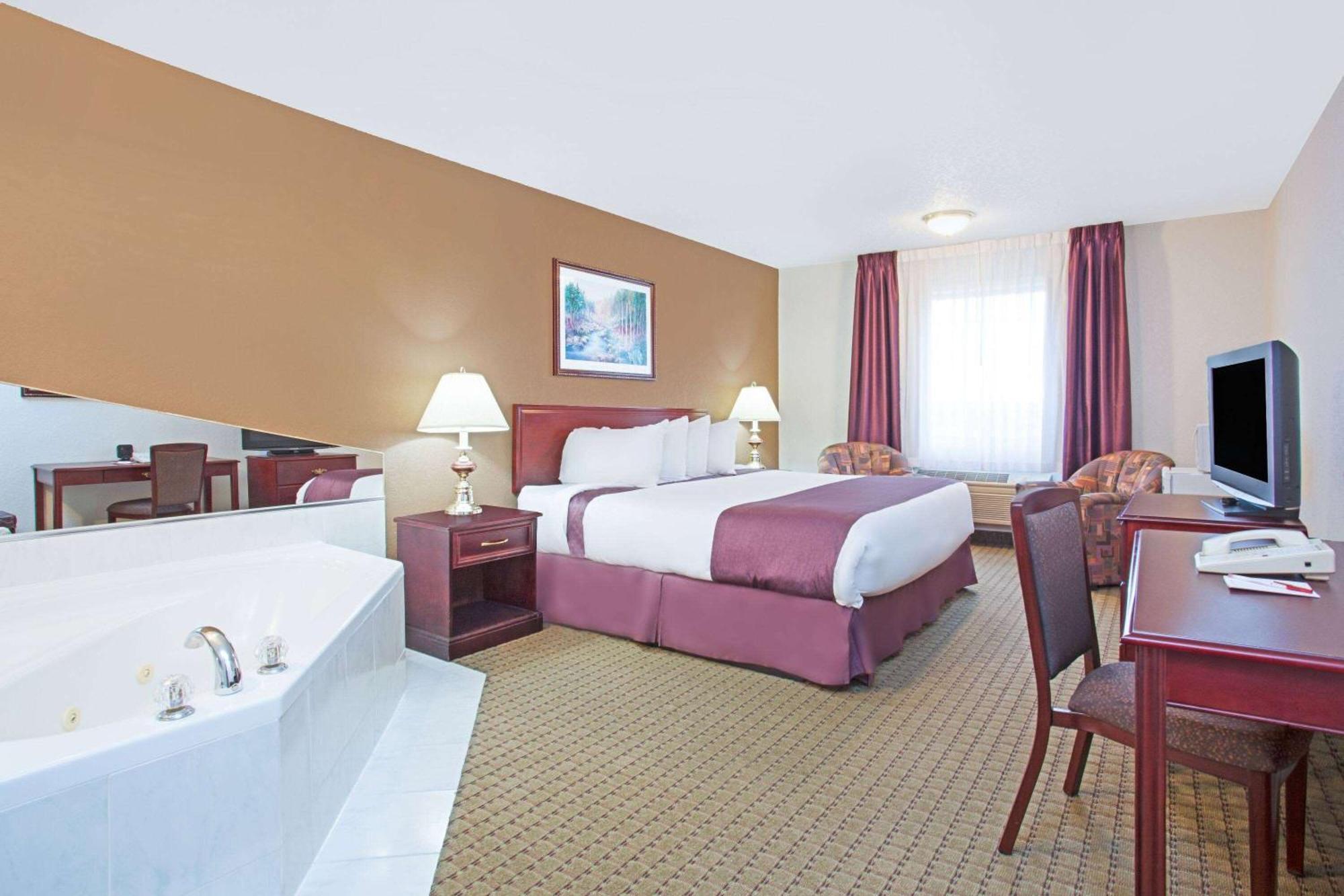 Ramada By Wyndham Red Deer Hotel & Suites Kültér fotó