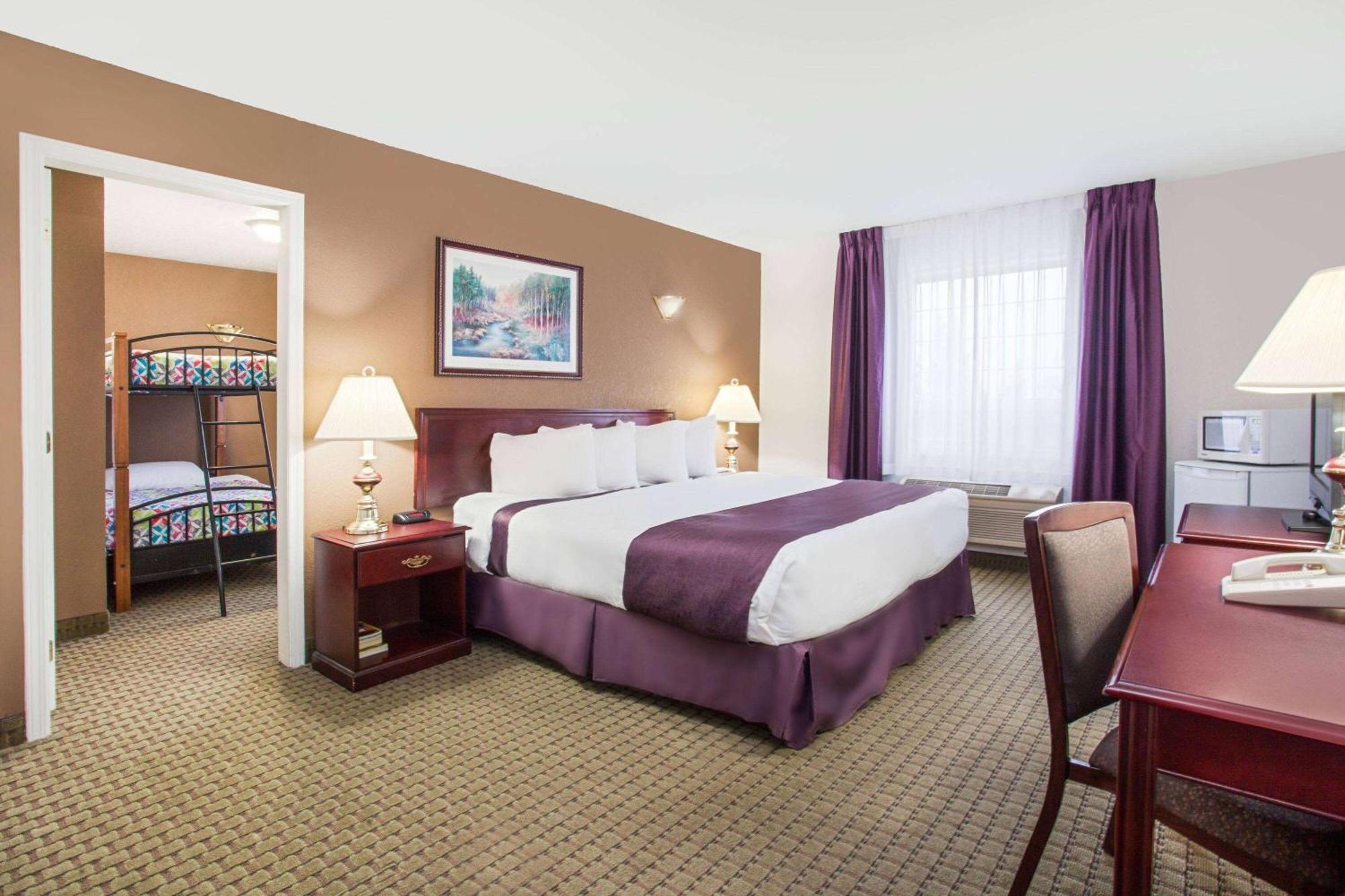 Ramada By Wyndham Red Deer Hotel & Suites Kültér fotó