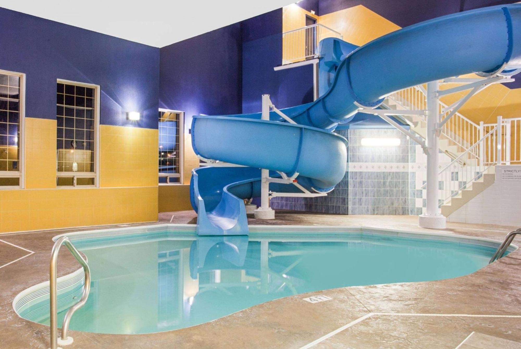 Ramada By Wyndham Red Deer Hotel & Suites Kültér fotó