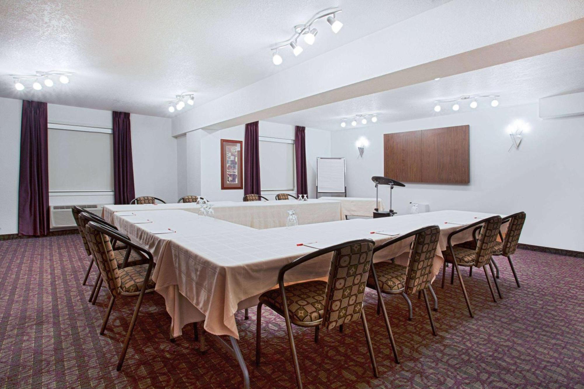 Ramada By Wyndham Red Deer Hotel & Suites Kültér fotó