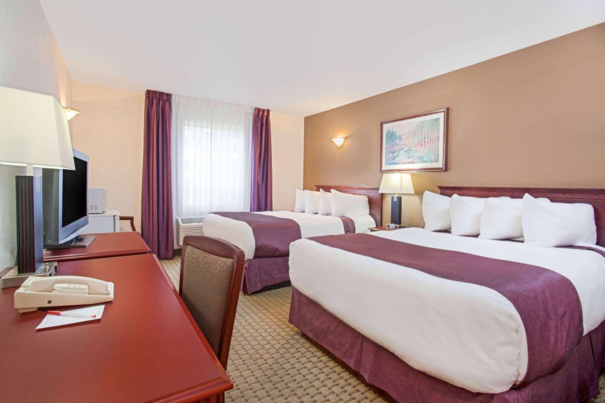 Ramada By Wyndham Red Deer Hotel & Suites Kültér fotó