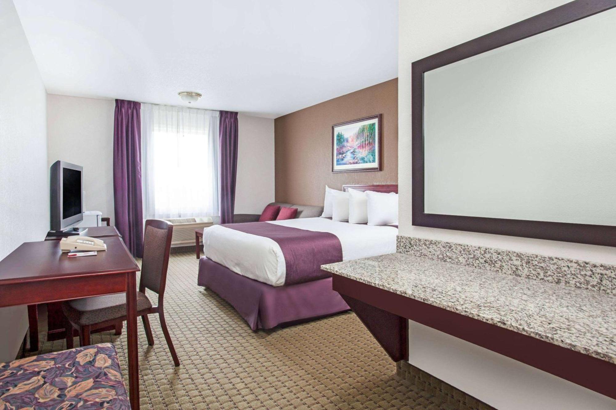 Ramada By Wyndham Red Deer Hotel & Suites Kültér fotó