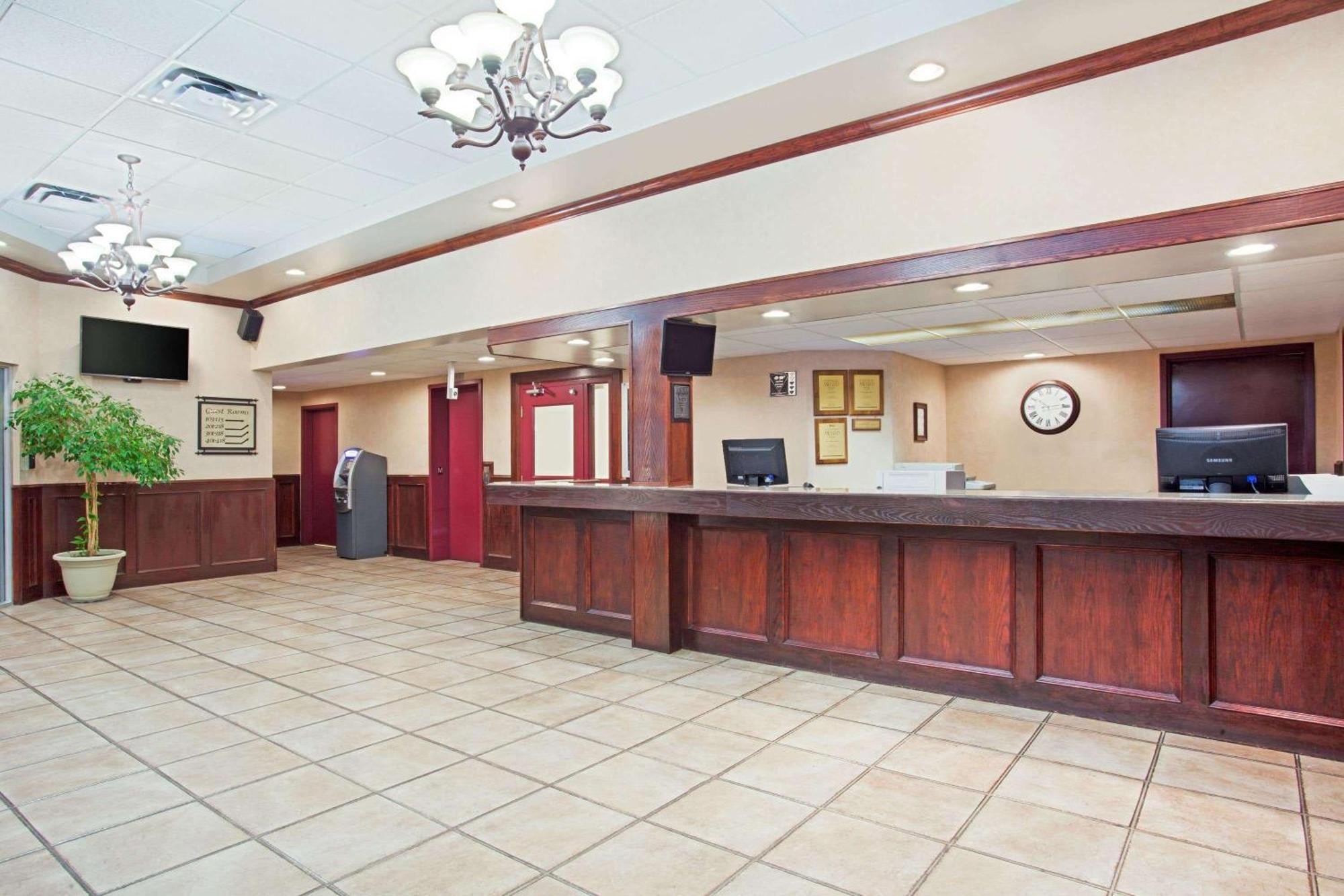 Ramada By Wyndham Red Deer Hotel & Suites Kültér fotó