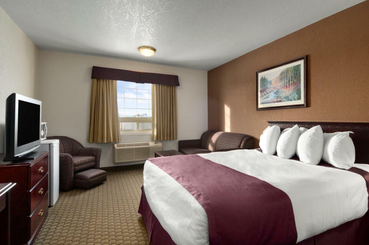 Ramada By Wyndham Red Deer Hotel & Suites Kültér fotó