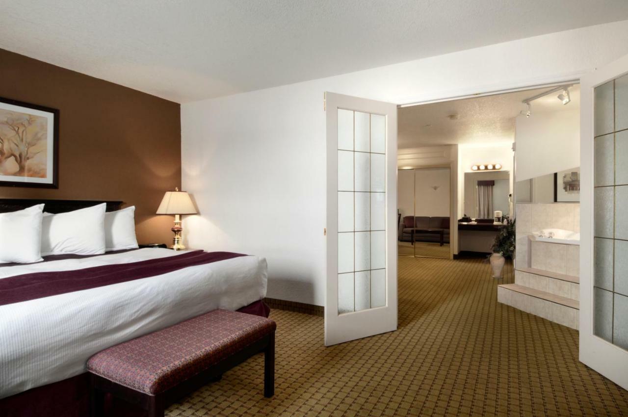 Ramada By Wyndham Red Deer Hotel & Suites Kültér fotó